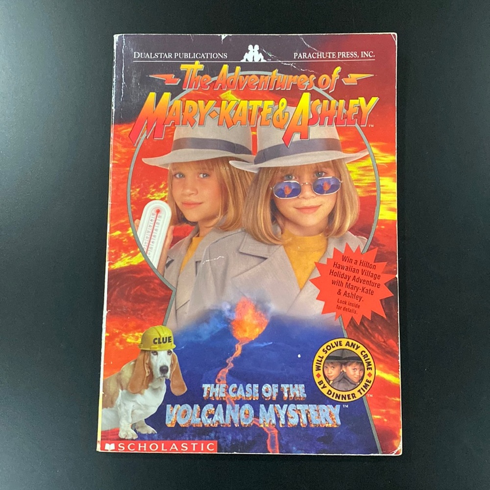 The Adventures of Mary-Kate & Ashley #8: The Case of the Volcano Mystery - Novel